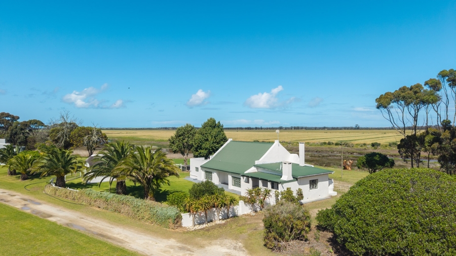 To Let 4 Bedroom Property for Rent in Struisbaai Western Cape